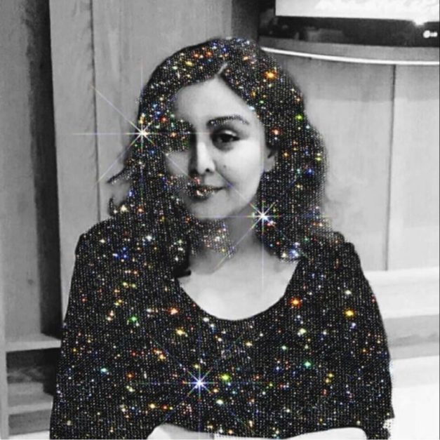 Sara Shakeel is a world-renowned Glitter and Crystal Artist from Pakistan.