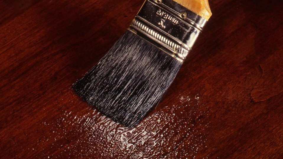Applying lacquer on wood with a brush