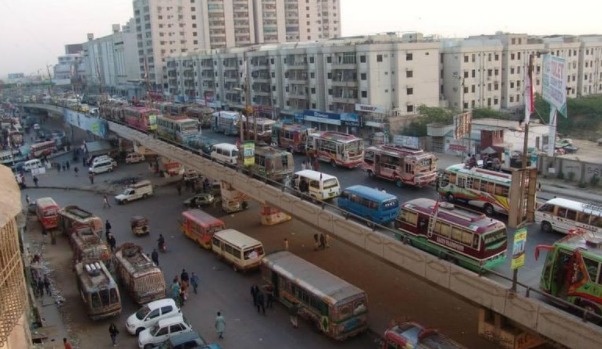 thisis an image of Traffic in Gulistan-e-JohaR, kARACHI