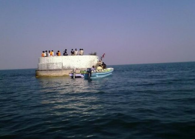 people enjoying boating in Keenjhar lake