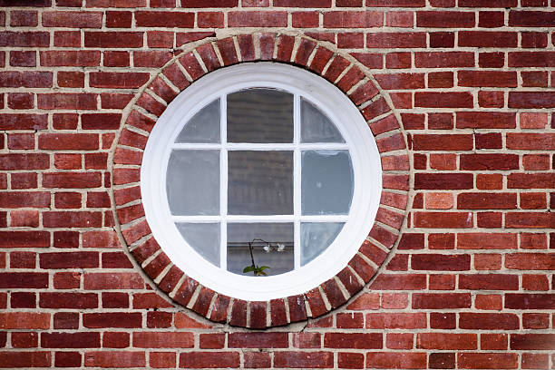 گول کونوں پر مشتمل دیوار میں نصب کھڑکی