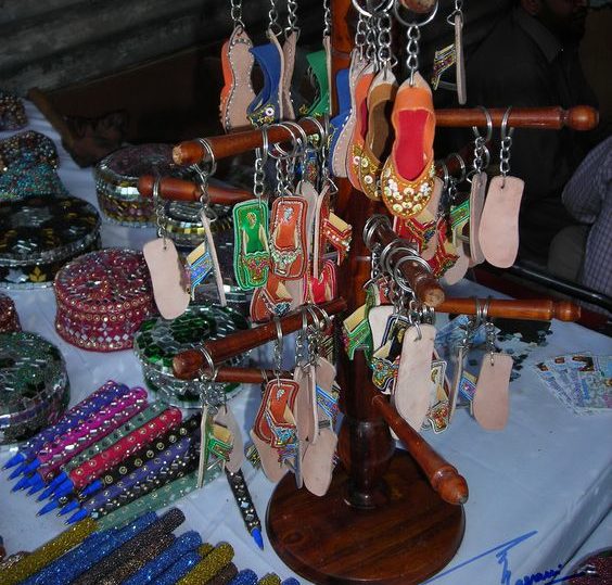 Традиционные брелки в Пакистане как сувениры для путешествий