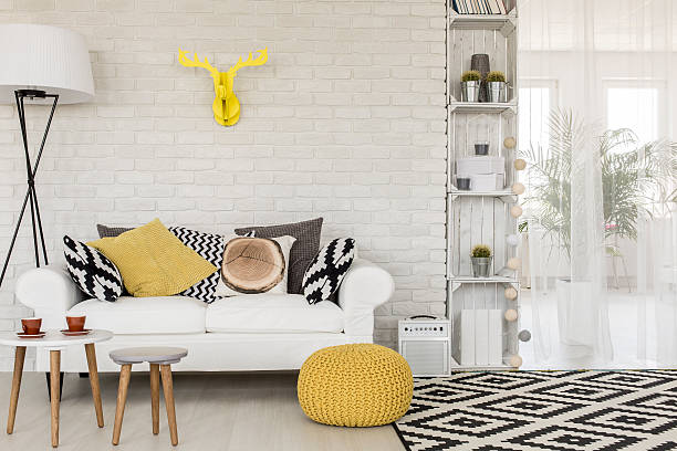 پیلے، سیاہ اور سفید رنگ پرمشتمل کمرے کا خوبصورت انٹیریئر