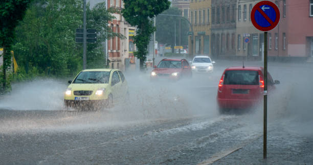 تیز بارش کے باعث سڑکوں پر ٹھہرا پانی