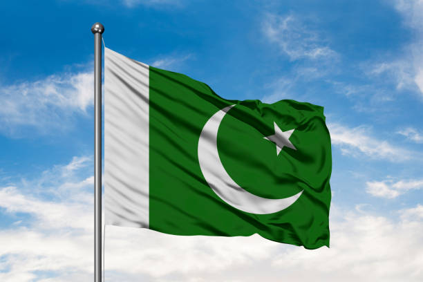 کھلے آسمان تلے لہراتا پاکستان کاسبز ہلالی پرچم