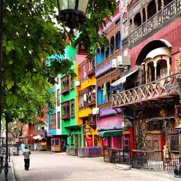 Vibrant Colours of Lahore Fort Road 