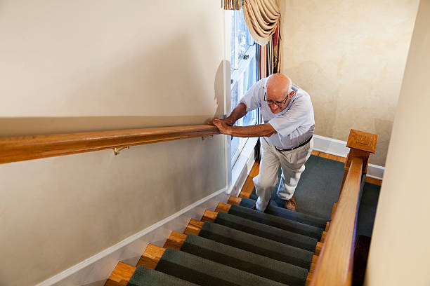 ایک بزرگ شخص سیڑھیاں چڑھتے ہوئے