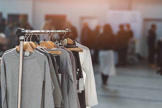 استعمال شدہ کپڑے آن لائن فروخت کرنے کے لیے تیار