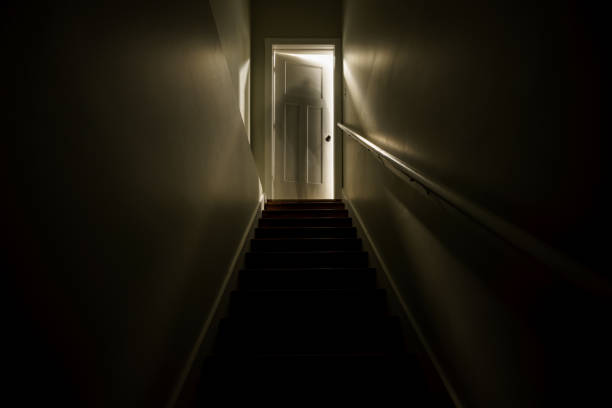اندھیرے میں گھری تہہ خانے کی سیڑھیاں