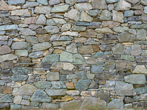 مضبوط پتھروں پر تعمیر شدہ پائیدار دیوار