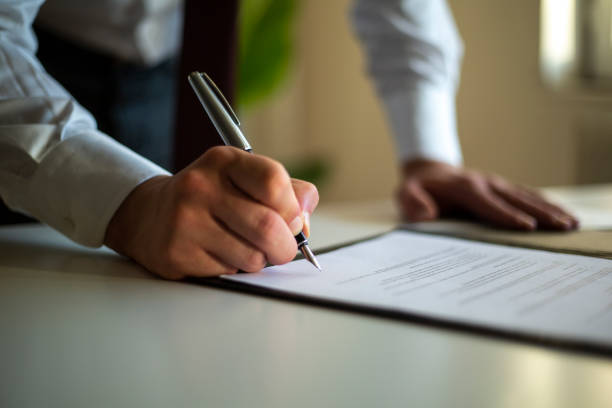 معاہدے پر دستخط کرتے ہوئے ایک کاروباری شخص