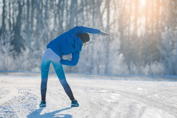 سرد موسم میں ورزش کرتی ہوئی خاتون